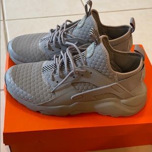 Grey - 8.5 - Nike Hurache - Good Condition